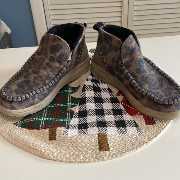 Hey Dude Leopard print women’s size 5 - Picture 3 of 7
